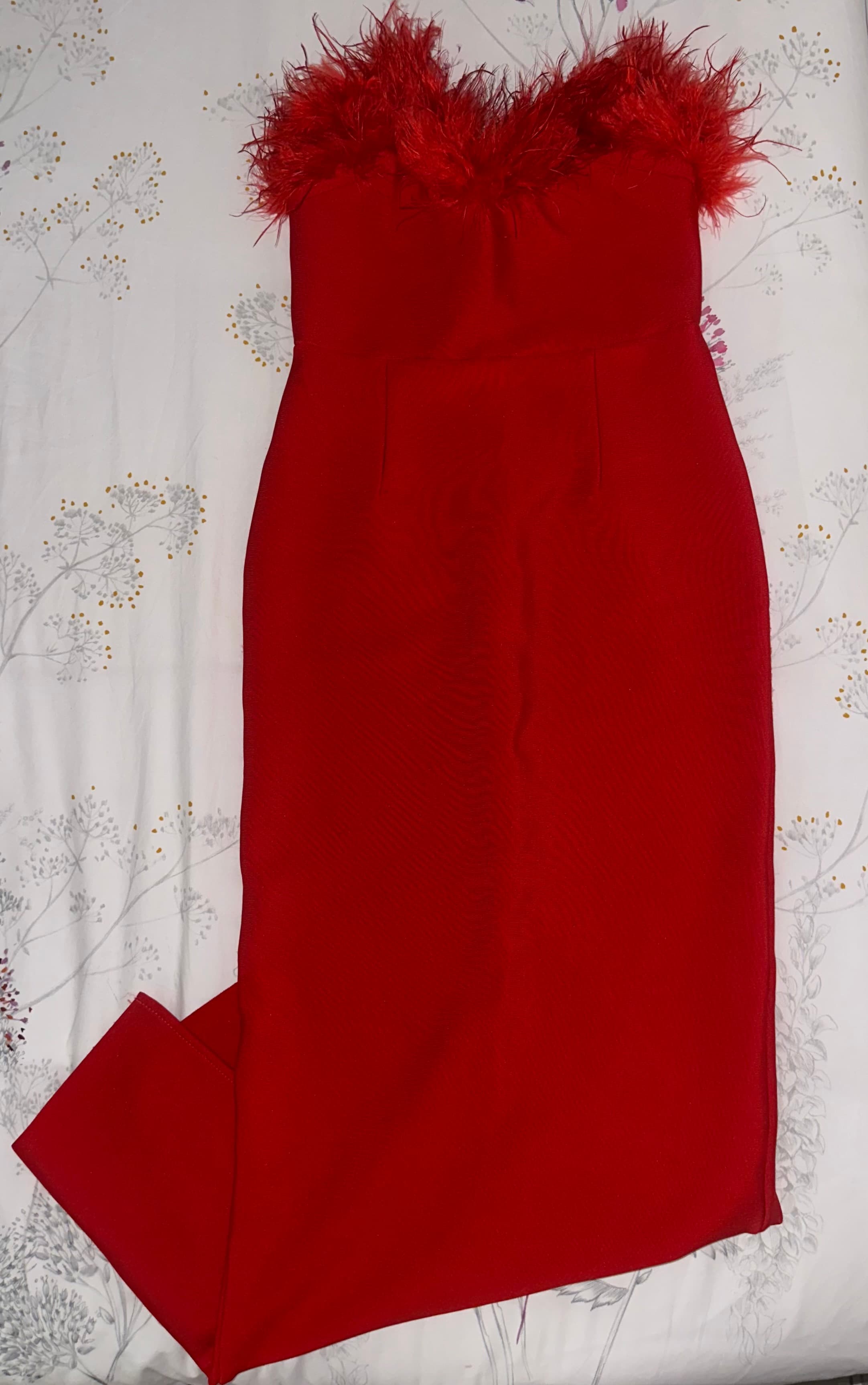 Robe de soirée bustier rouge à plumes longue