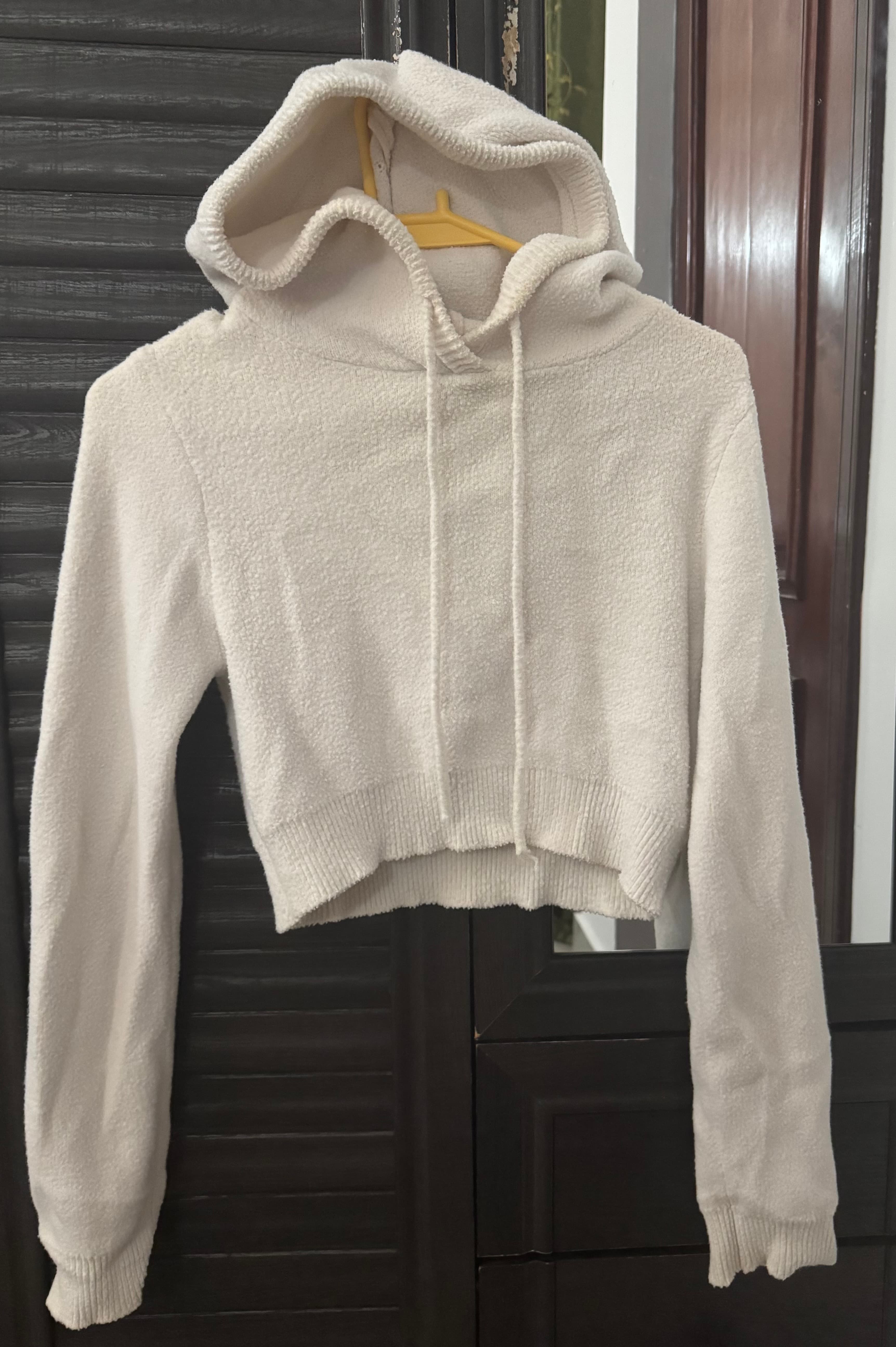 Pull blanc cropped à capuche et manche longue